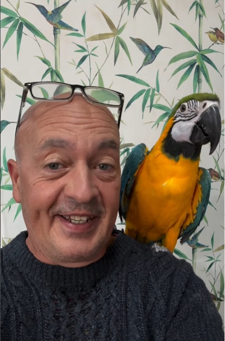 Juan Diego con su guacamayo — Pinoy Animals